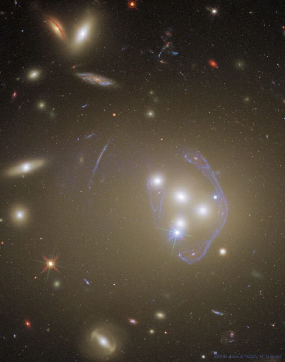 三つ星のような銀河団が作り出したアインシュタインリング　ダークマター解明の手がかり
