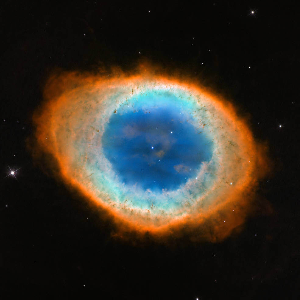 赤外線などを含む様々な波長に応じて色付けされたM57の画像（Credit: NASA, ESA and the Hubble Heritage (STScI/AURA)-ESA/Hubble Collaboration）