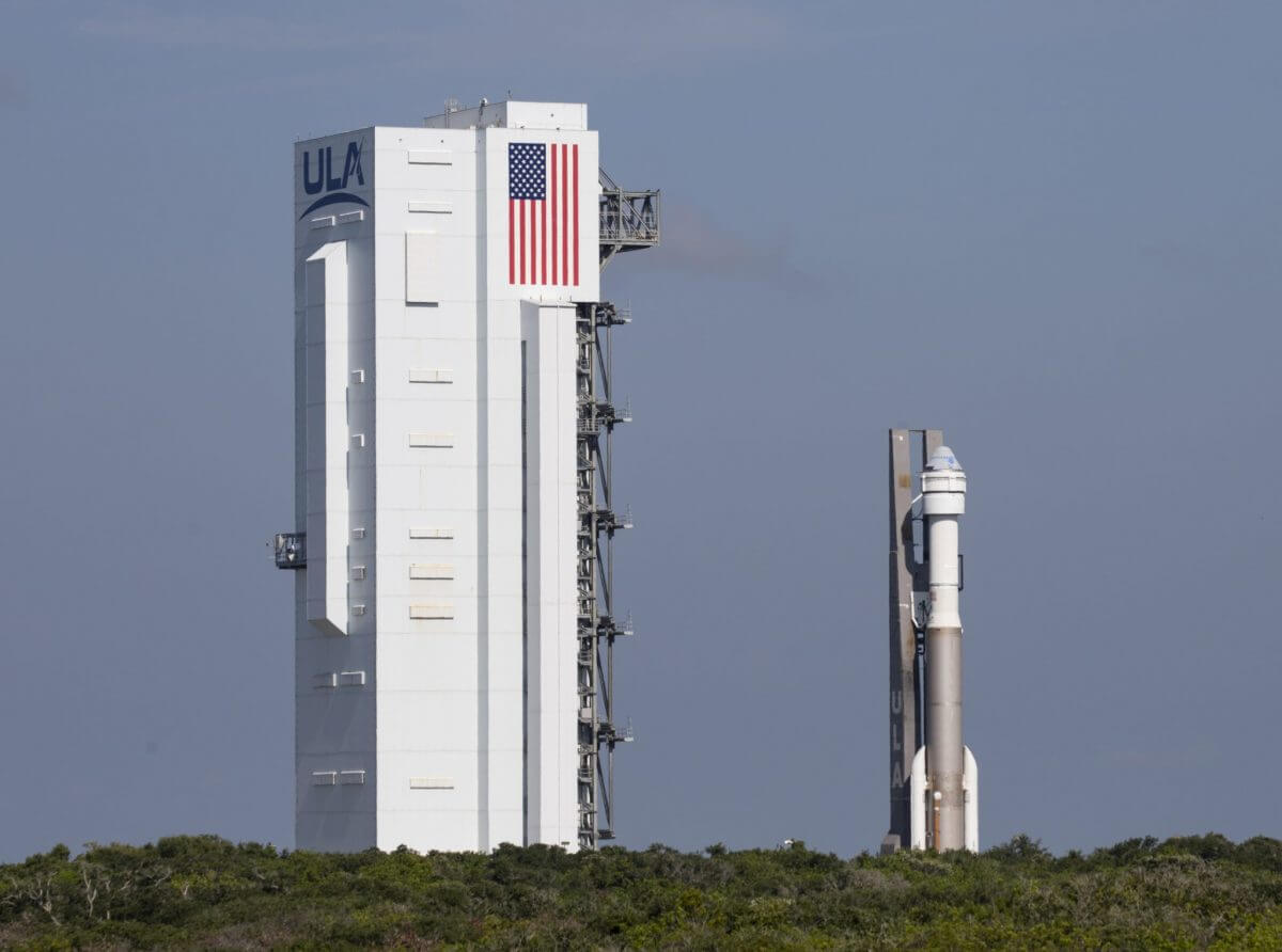 発射台にある垂直統合施設（VIF）ヘ戻るアトラスVロケットとスターライナー宇宙船。ここで再点検が行われる見通しだ。（Credit: NASA/<span>Joel Kowsky)