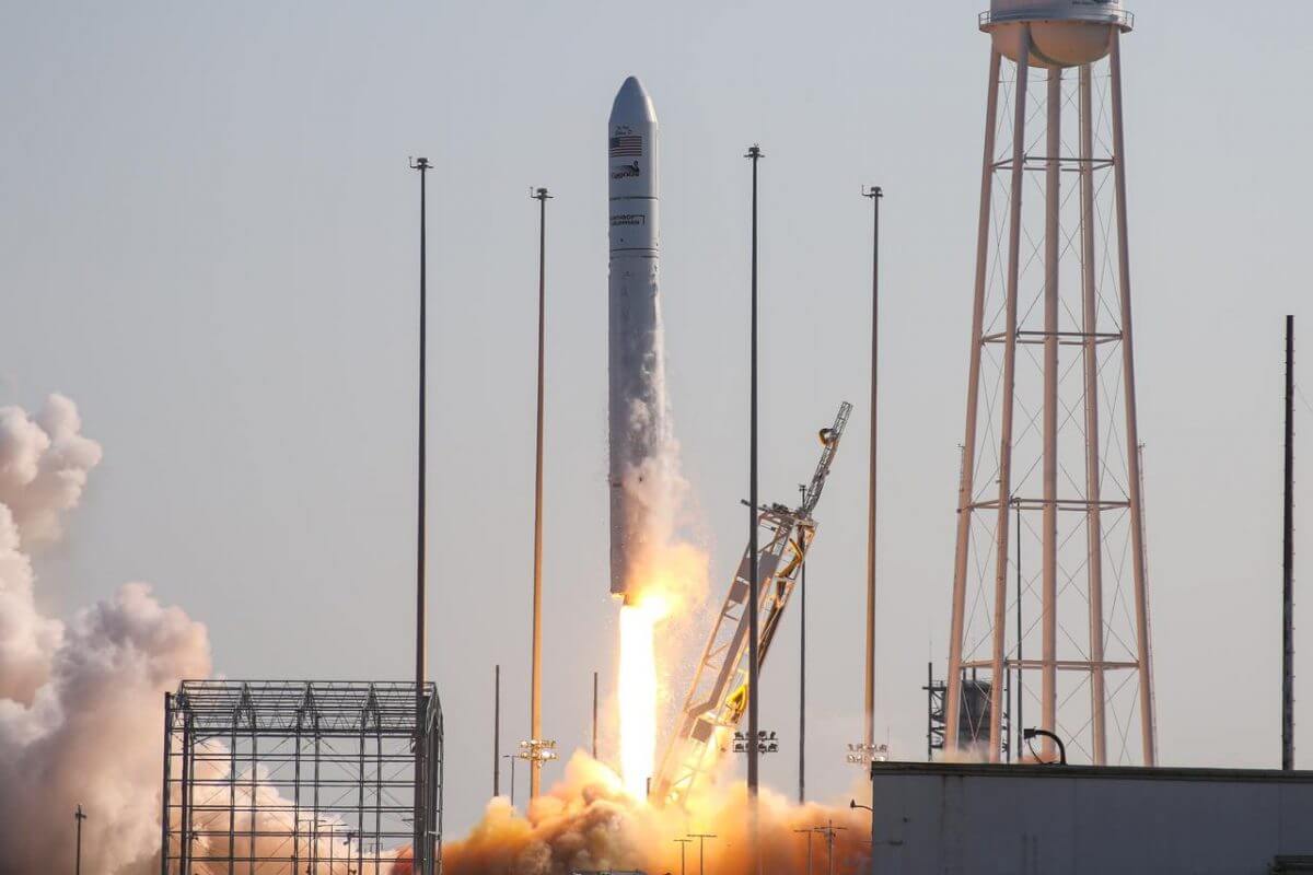 アンタレス230+ロケットに搭載されて打ち上げられるシグナス補給船（Credit: NASA Wallops/Brian Bonsteel）