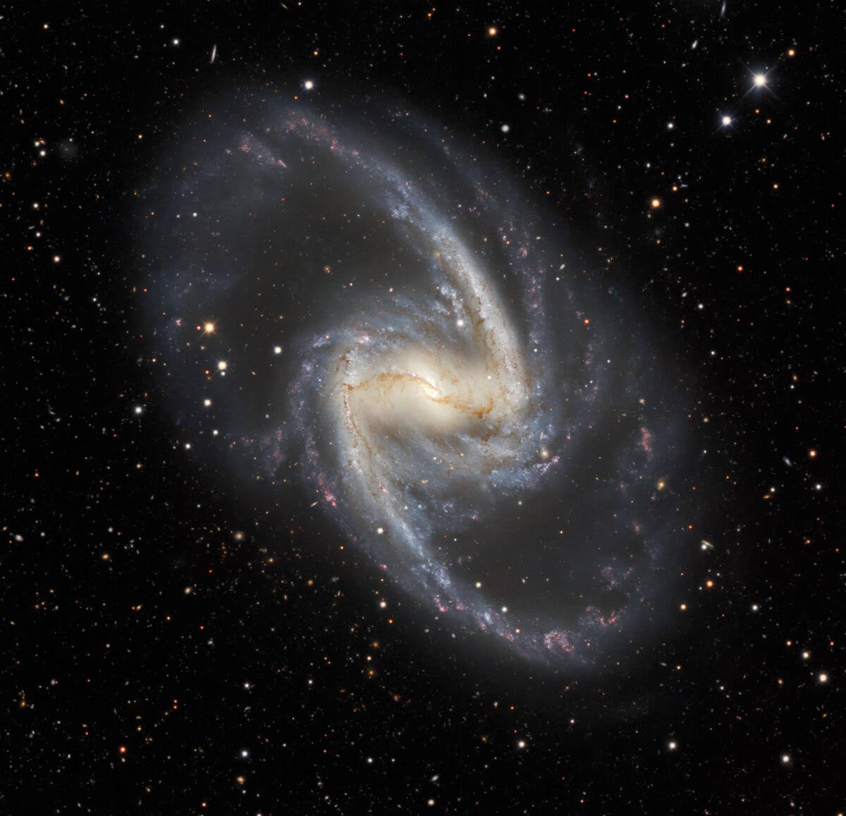 棒渦巻銀河「NGC 1365」（Credit: Dark Energy Survey/DOE/FNAL/DECam/CTIO/NOIRLab/NSF/AURA, Image processing: Travis Rector (University of Alaska Anchorage/NSF’s NOIRLab), Jen Miller (Gemini Observatory/NSF’s NOIRLab), Mahdi Zamani &amp; Davide de Martin (NSF’s NOIRLab)）