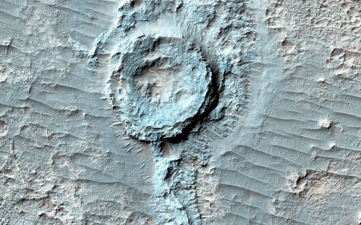これもクレーター？ 周辺よりも高い円形の地形、NASA火星探査機が撮影