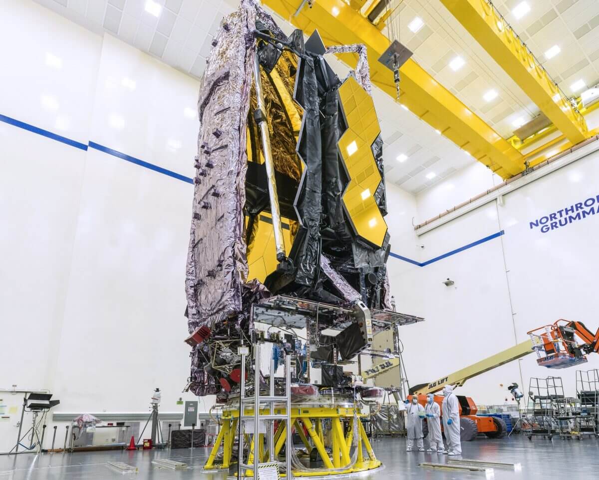 すべての地上試験を終え、打ち上げのために各部が畳まれたジェイムズ・ウェッブ宇宙望遠鏡（Credit: NASA/Chris Gunn）