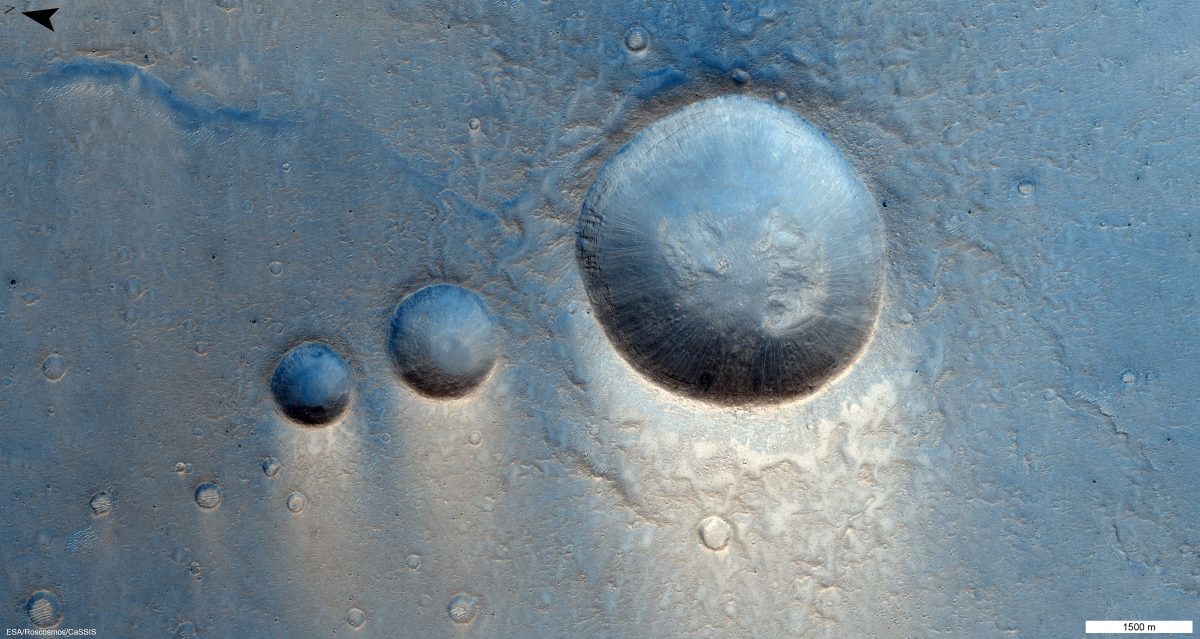 火星のルナエ高原にある並んだ3つのクレーター（Credit: ESA/Roscosmos/CaSSIS）