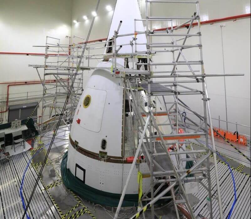 NASA新型宇宙船「オリオン」初飛行に向けてフェアリングの取り付けが始まる