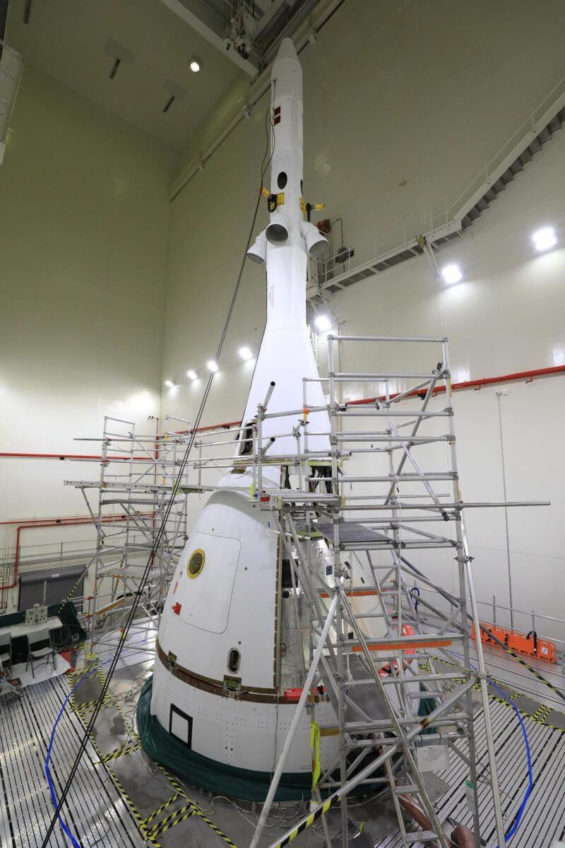 アルテミス1ミッションの打ち上げに向けてフェアリングの取り付けが始まった新型宇宙船「オリオン」（Credit: NASA/Kim Shiflett）