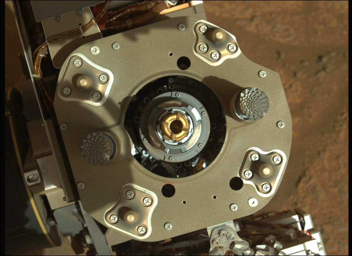 8月6日の掘削後に撮影されたPerseveranceのコアリングビット（中央）。コアリングビット内部にセットされているチューブにサンプルが入る予定だった（Credit: NASA/JPL-Caltech）