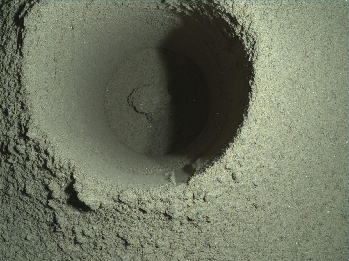 NASA火星探査車「Perseverance」初のサンプル採取では岩がもろくて砕けてしまった可能性