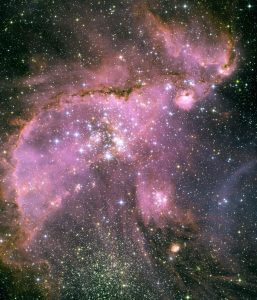 輝く星団と赤い星雲のコントラスト、ハッブルが撮影した21万光年先の星形成領域