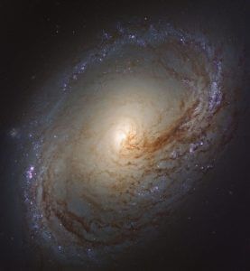 “しし座”で輝く宇宙の大渦、ハッブルが撮影した渦巻銀河「M96」