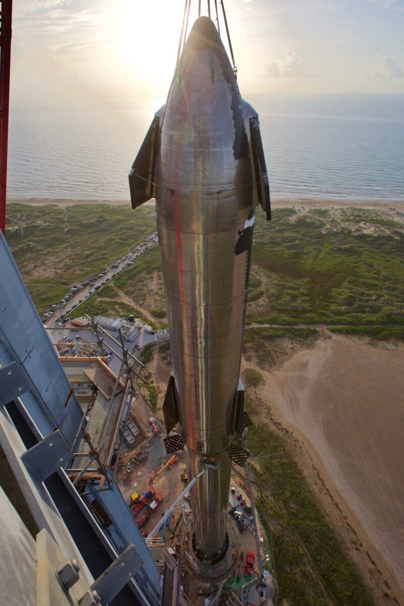 発射台のタワーから撮影されたスターシップ試験機「SN20」とスーパーヘビー試験機「BN4」。イーロン・マスク氏のツイートより（Credit: SpaceX/Elon Musk）