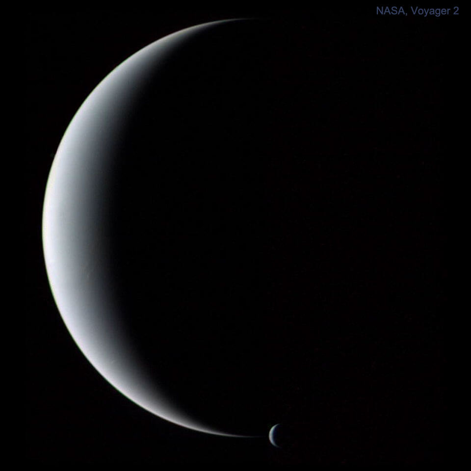 地球からは見ることができない「三日月型の海王星」ボイジャー2号が撮影