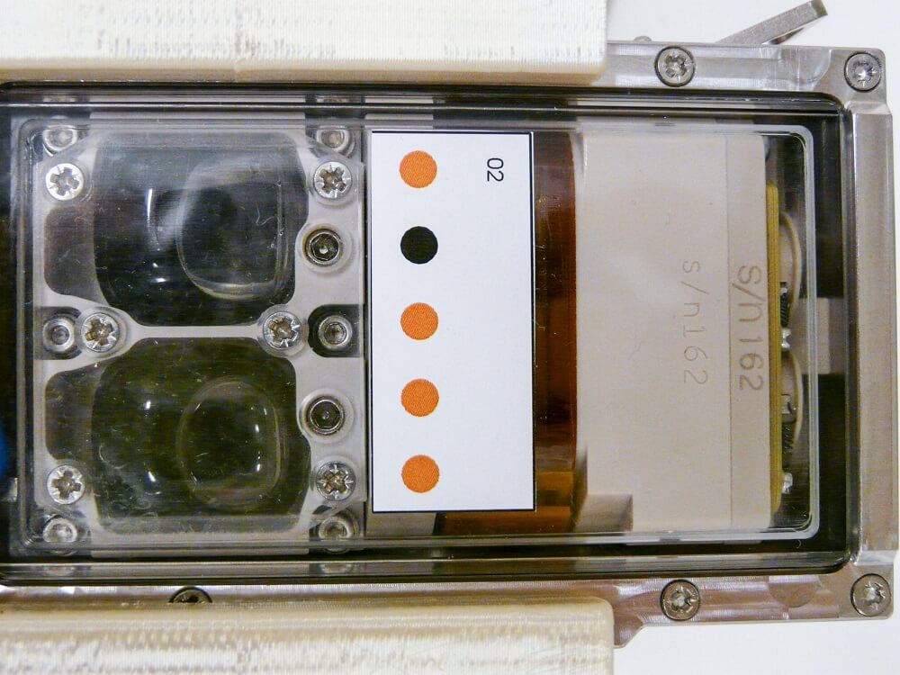 バイオロック実験における単一実験ユニットの２つの培養槽の飛行前画像（Credit: ESA）