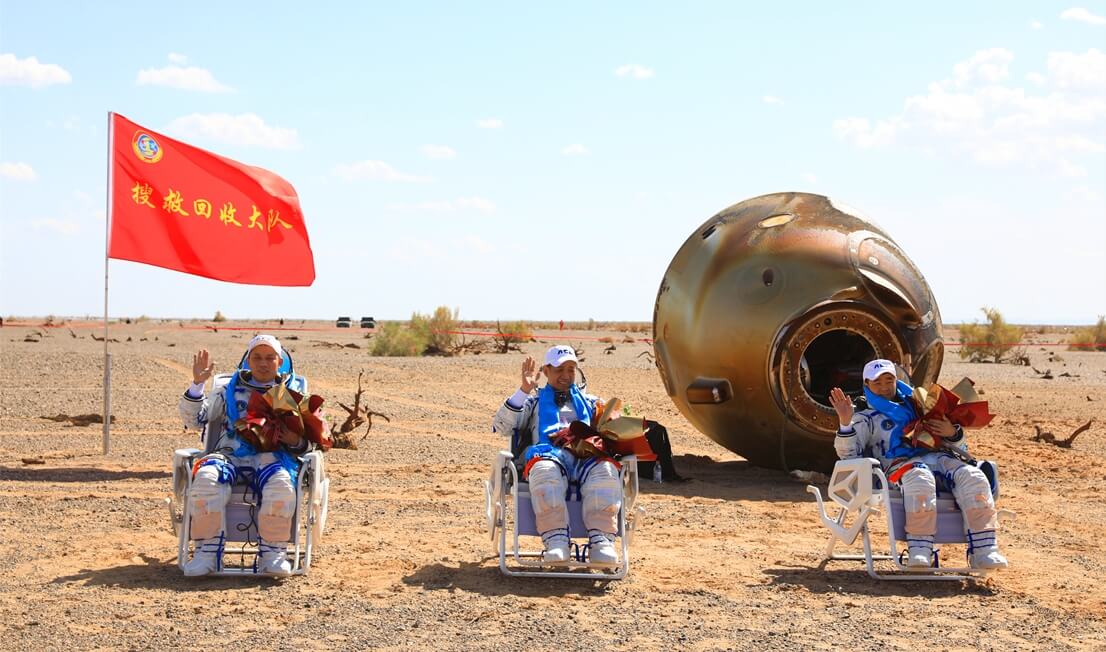東風着陸地点に帰還した3人の宇宙飛行士（Credit: CASC）