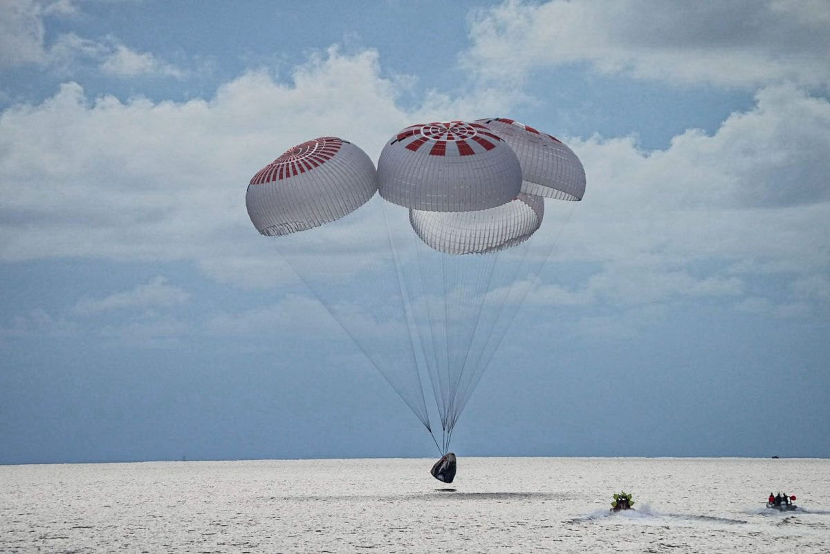 フロリダ沖にパラシュートを展開して着水したクルードラゴン宇宙船（Credit: Inspiration 4 Twitter）