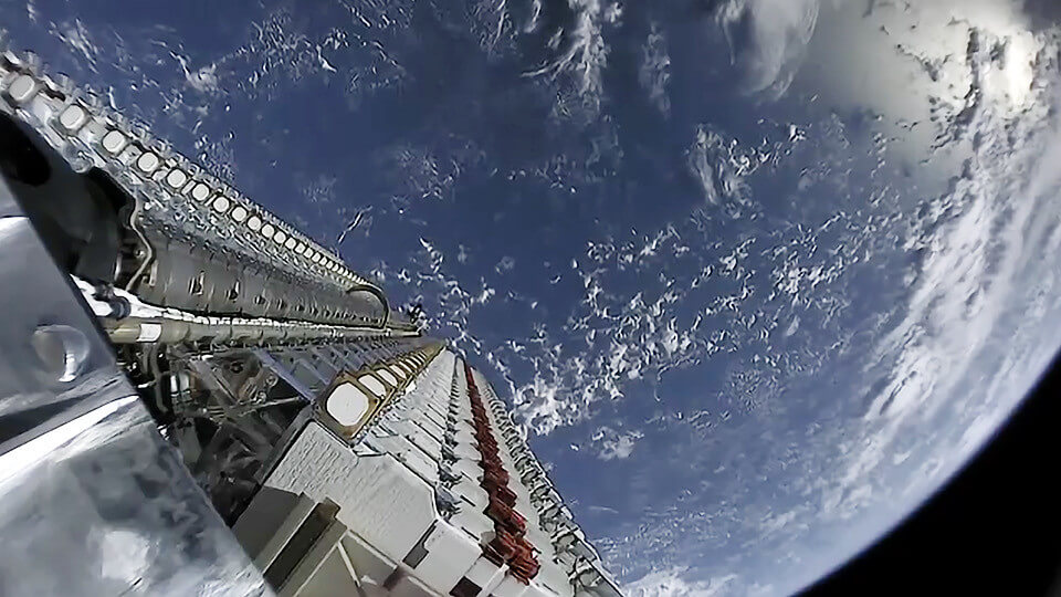 スターリンク衛星は60機まとめられて打ち上げられる（Credit: SpaceX）
