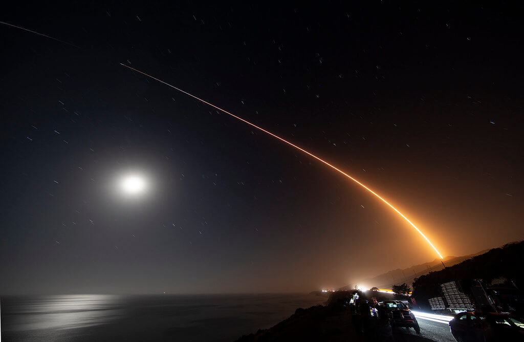ヴァンデンバーグ空軍基地から打ち上げられたファルコン9ロケットの軌跡（Credit: SpaceX）