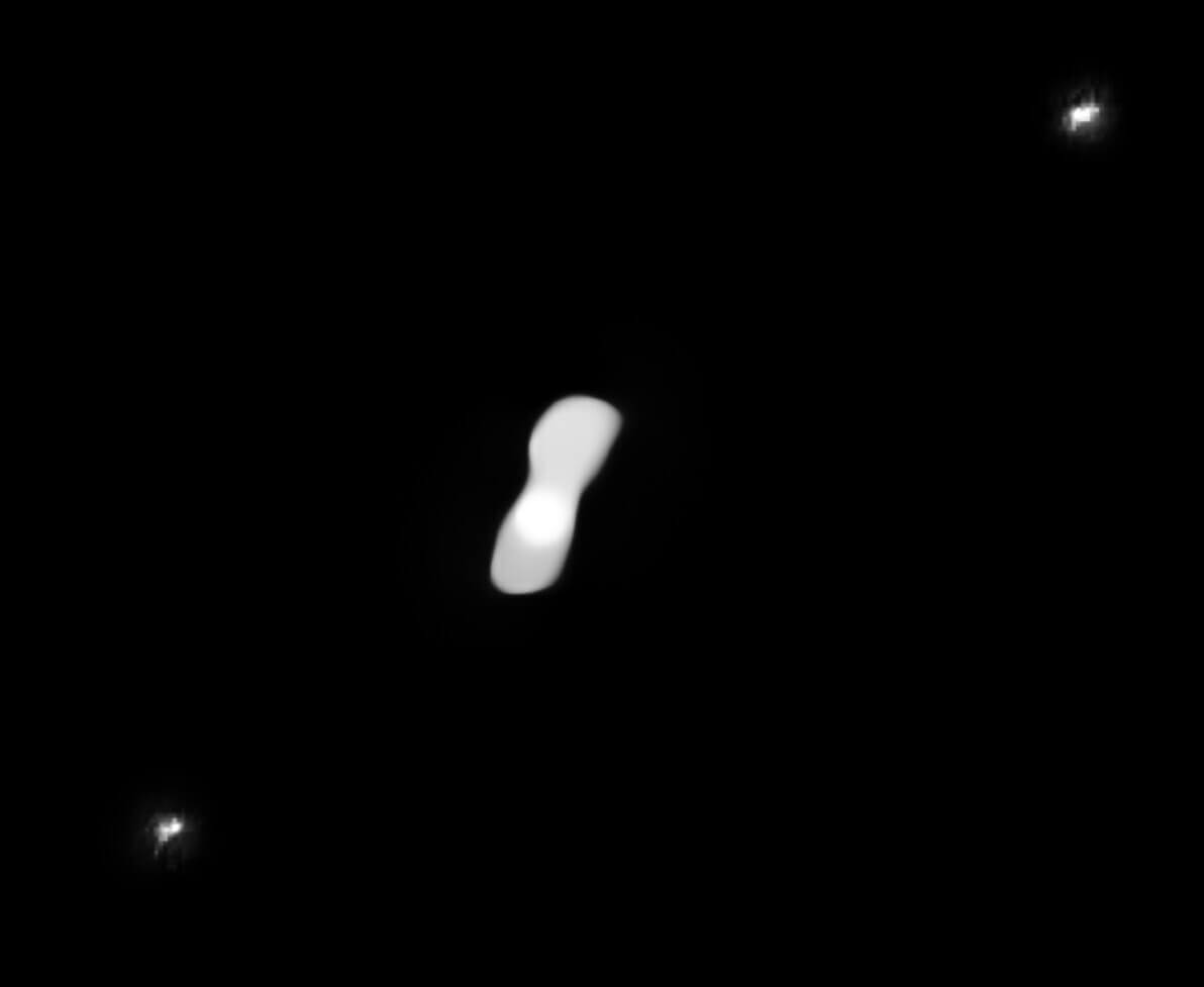 超大型望遠鏡の観測装置SPHEREのデータを処理して得られた小惑星クレオパトラと2つの衛星の画像（Credit: ESO/Vernazza, Marchis et al./MISTRAL algorithm (ONERA/CNRS)）