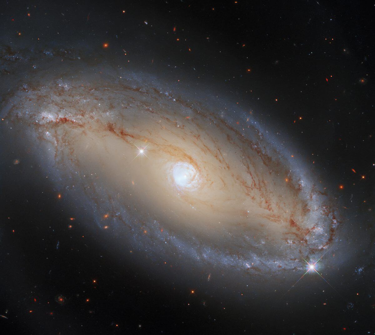 活動的な銀河核はブラックホールが原動力。棒渦巻銀河「NGC 5728」