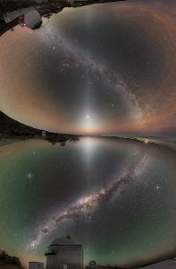 北半球と南半球の夜空をつなぎ合わせた美しい星空の画像、ヨーロッパ南天天文台が公開
