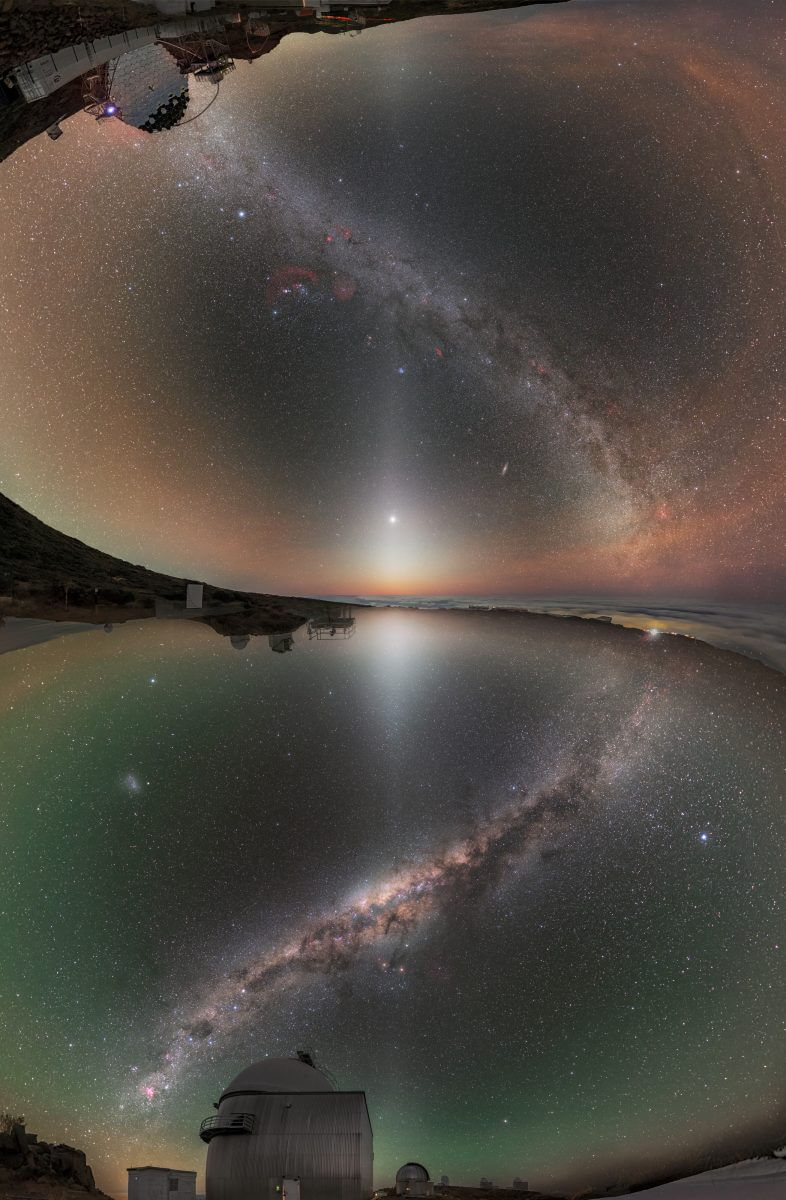 カナリア諸島のロケ・デ・ロス・ムチャーチョス天文台（上半分）とチリのラ・シヤ天文台（下半分）で撮影された夜空をつなぎ合わせた画像（Credit: P. Horálek &amp; J. C. Casado / ESO）