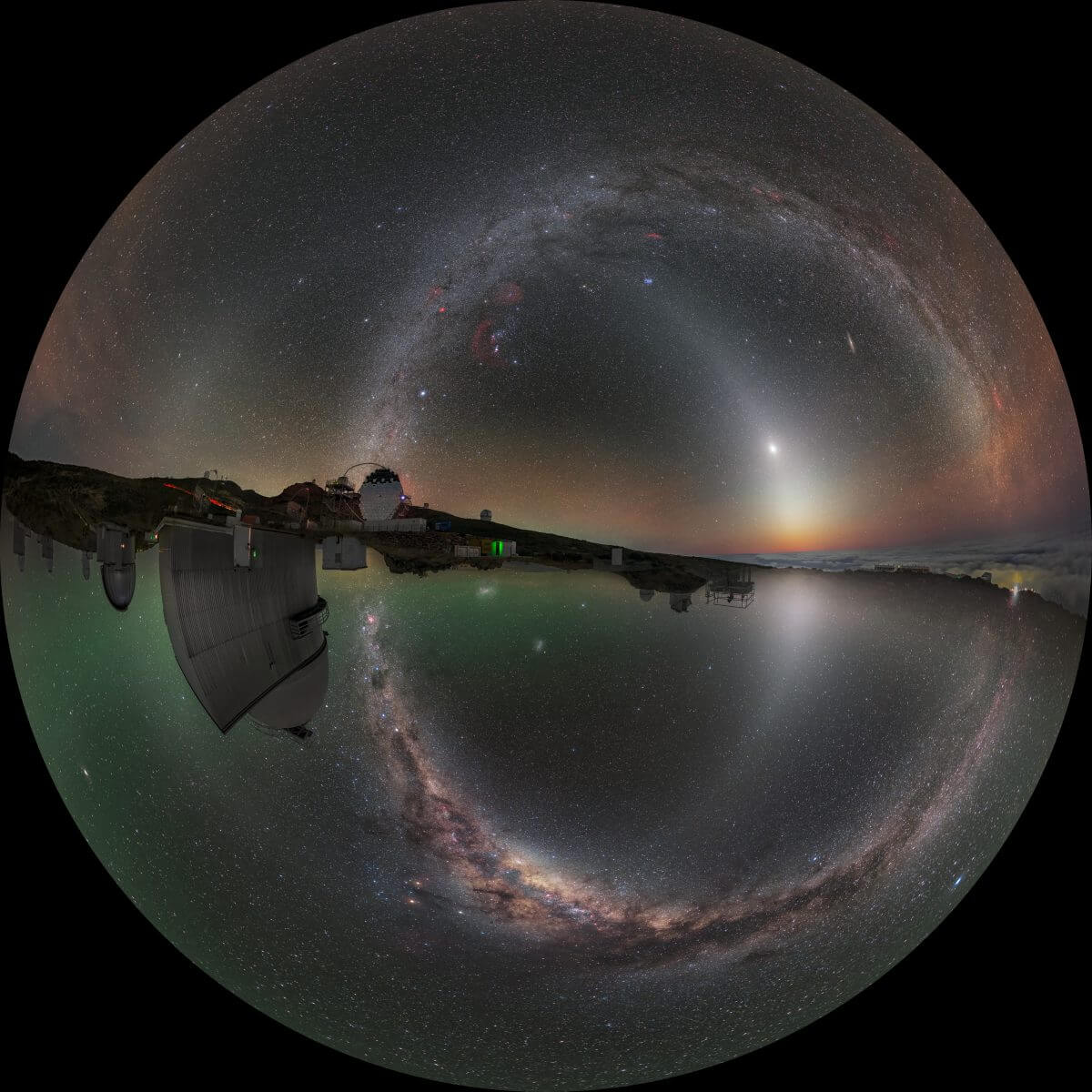 冒頭の画像を球面投影したバージョン。天の川がリングを描いている（Credit: P. Horálek & J. C. Casado / ESO）
