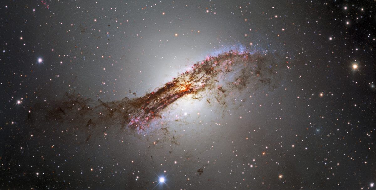 ダークエネルギーカメラが撮影した電波銀河「ケンタウルス座A」の姿