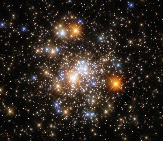 重なり合う星々の宝石のような輝き、ハッブルが撮影した“いて座”の球状星団
