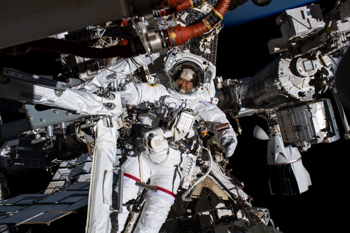 国際宇宙ステーションで船外活動を行うJAXAの星出彰彦飛行士。2021年9月撮影（Credit: NASA）