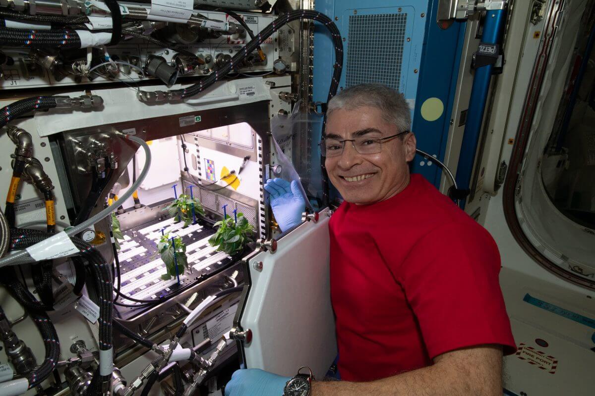 米ロの宇宙飛行士2名がISS滞在期間延長、NASA飛行士の連続滞在記録更新へ