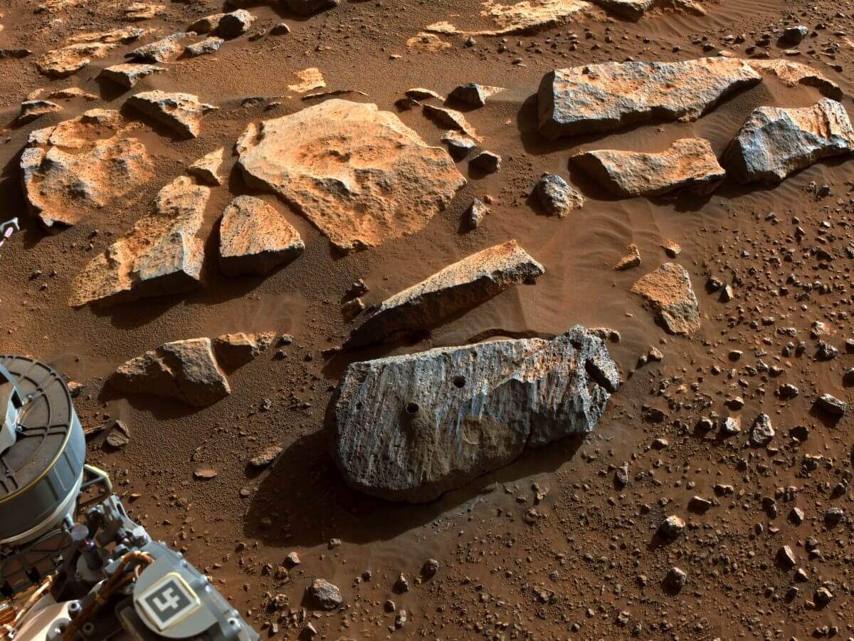 Perseveranceによる2本目のサンプル採取後に撮影された岩石「ロシェット」（中央）。採取時に空けられた穴が2つ（右：1本目、左：2本目）見えている（Credit: NASA/JPL-Caltech）