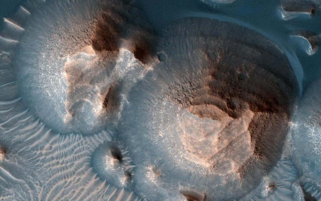火星周回探査機マーズ・リコネッサンス・オービターのデータから作成されたアラビア大陸のクレーターの画像。火山灰は、このようなクレータなどに風によって運ばれ、水の作用によって粘土に変化しました（Credit: NASA/JPL-Caltech/University of Arizona）