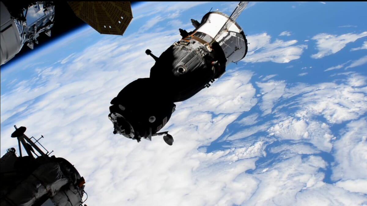 ドッキングポートを変更するために国際宇宙ステーションの小型研究モジュール1「ラスヴェット」を離れる有人宇宙船「ソユーズMS-18」（Credit: NASA TV）