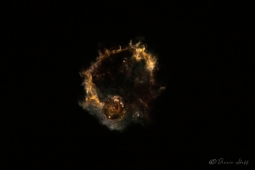 遠方の銀河のようにも見えるファルコン９ロケットの噴煙（Credit: Dennis Huff）
