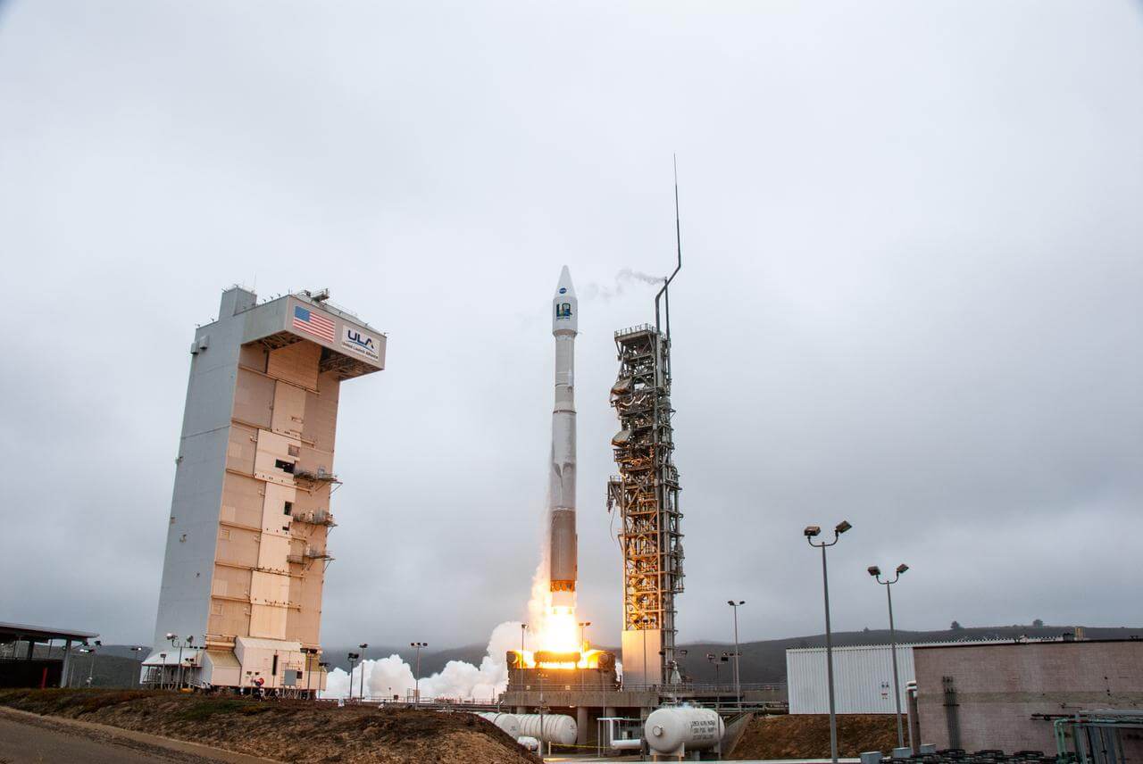 ヴァンデンヴァーグ宇宙軍基地から打ち上げられる地球観測衛星「ランドサット9」を搭載したアトラスVロケット（Credit: NASA）