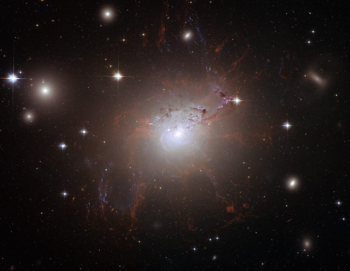 ハッブル宇宙望遠鏡が撮影した活動銀河「3C 84」（NGC 1275）。画像の幅は約26万光年に相当する（Credit: NASA, ESA and Andy Fabian (University of Cambridge, UK)）