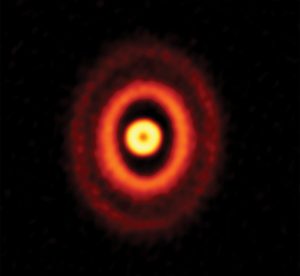 塵のリングを持つ三重連星「オリオン座GW星」の周囲に系外惑星が存在する可能性