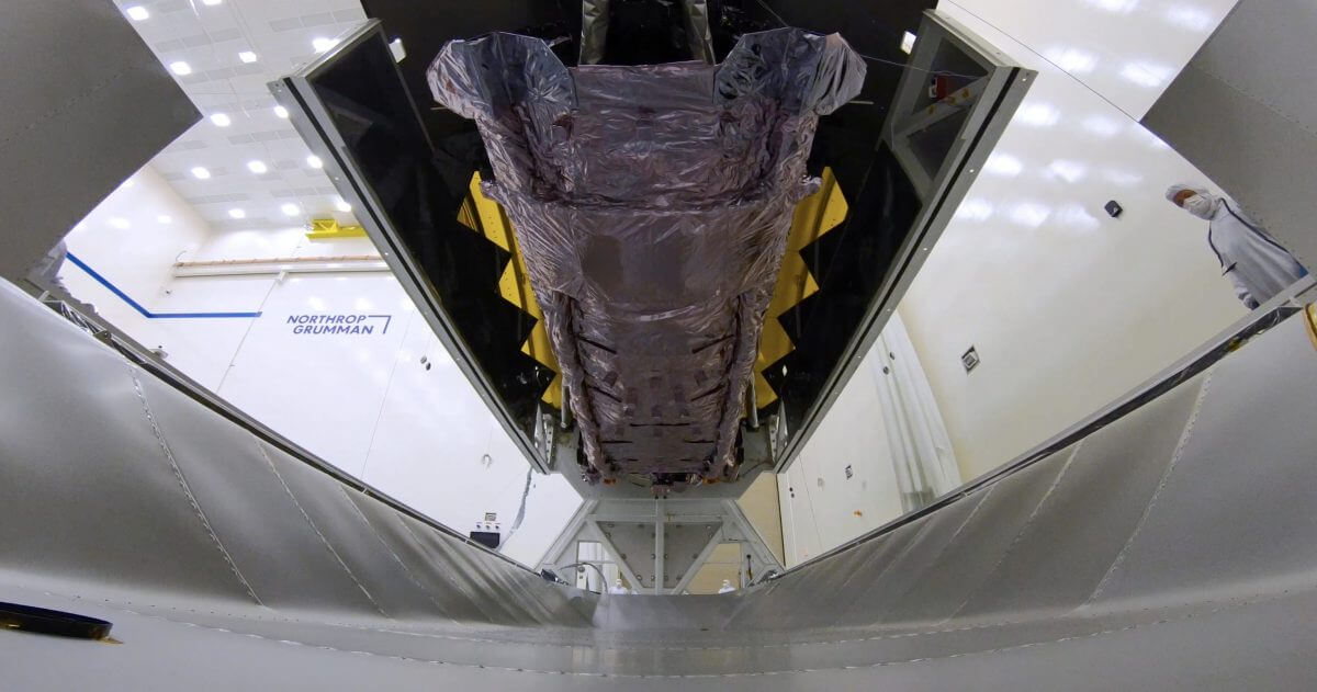 ノースロップ・グラマンのクリーンルームでコンテナに搭載されるジェイムズ・ウェッブ宇宙望遠鏡（Credit: NASA/Northrop Grumman）