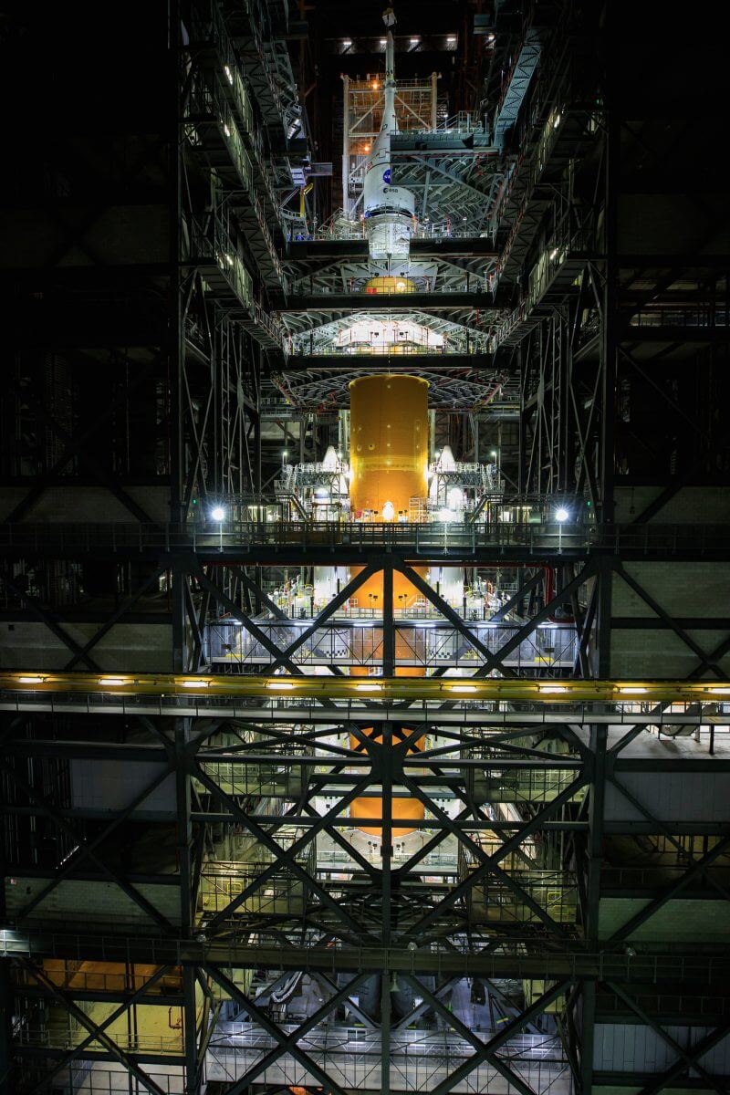 SLS（スペースローンチシステム）初号機へのオリオン宇宙船搭載作業の様子（Credit: NASA/Frank Michaux）