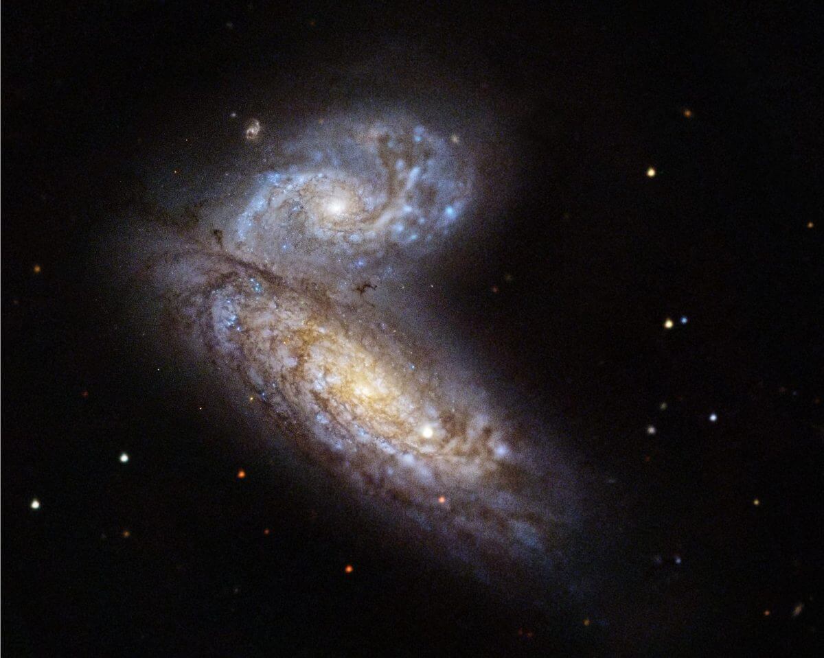 相互作用銀河「NGC 4567」（上）と「NGC 4568」（下）。NGC 4568の中心右下には超新星「SN 2020fqv」が写っている（Credit: AUTHOR: NASA, ESA, Ryan Foley (UC Santa Cruz); IMAGE PROCESSING: Joseph DePasquale (STScI)）