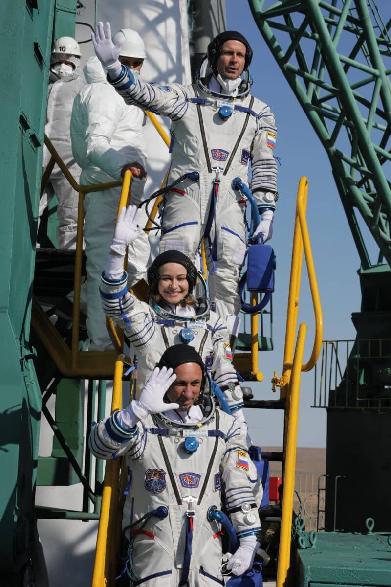  宇宙船「ソユーズMS-19」への搭乗を前に手を振る3名。上から：クリム・シペンコさん、ユリア・ペレシルドさん、アントン・シュカプレロフ宇宙飛行士（Credit: Yuzhny Space Center/Roscosmos）