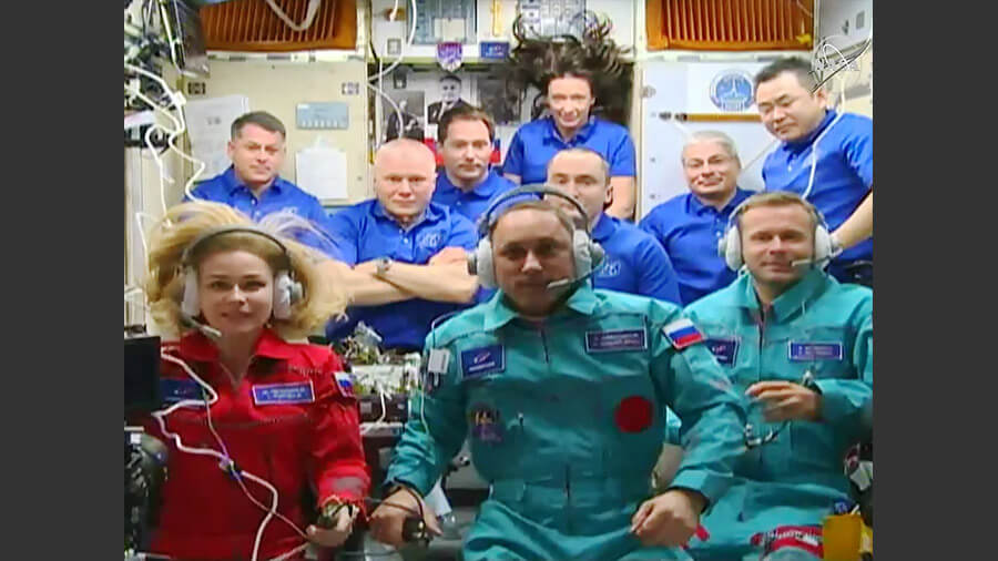 国際宇宙ステーションに到着したソユーズMS-19のクルー3名（手前）と、第65次長期滞在クルーの7名（Credit: NASA TV）
