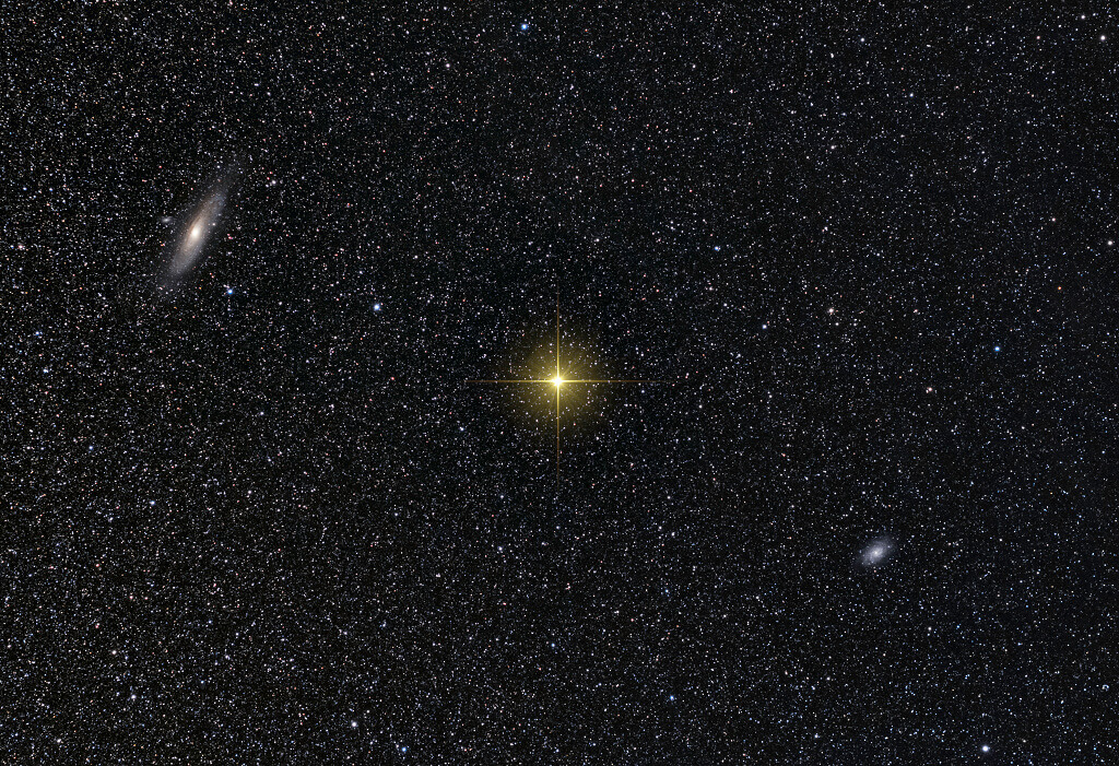 アンドロメダ座β星「ミラク」と、渦巻銀河M31（左上）M33（右下）（Credit：Malcolm Park （North York Astronomical Association））