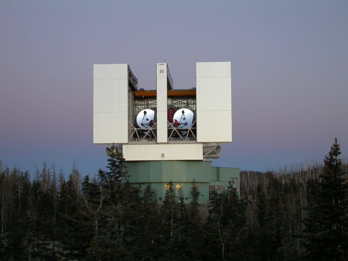 アリゾナ州のグラハム山にある「大双眼望遠鏡（LBT）」の外観。主鏡1枚の口径は8.4m（Credit: NASA/JPL-Caltech）