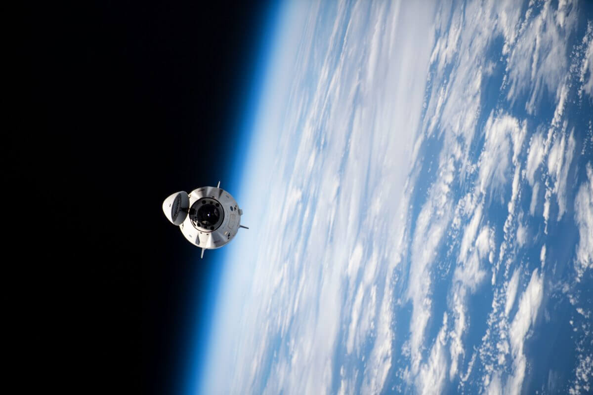 国際宇宙ステーションを離れる「クルードラゴン “エンデバー”」（Credit: NASA）