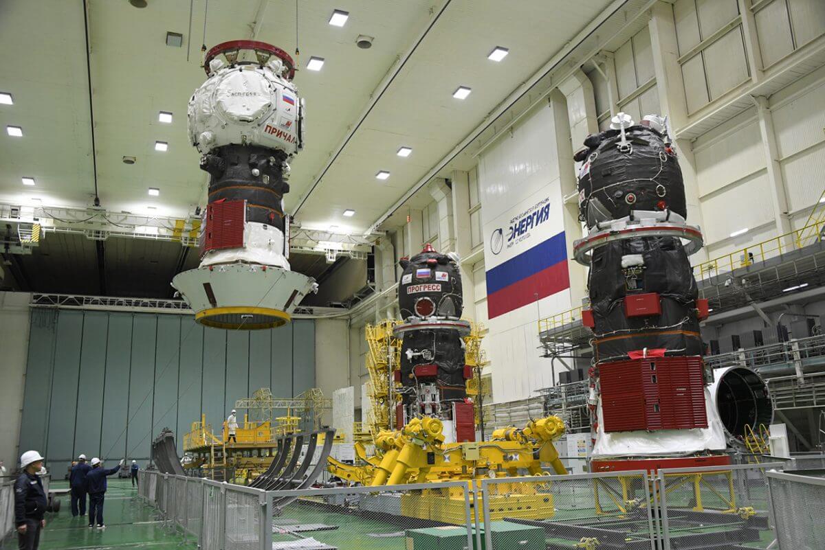打ち上げ準備作業中のプログレスM-UM（左上）。先端に白い球形のプリチャルが搭載されている。その右に写っている2つの機体は通常仕様のプログレス補給船（Credit: RKK Energia/Roscosmos）