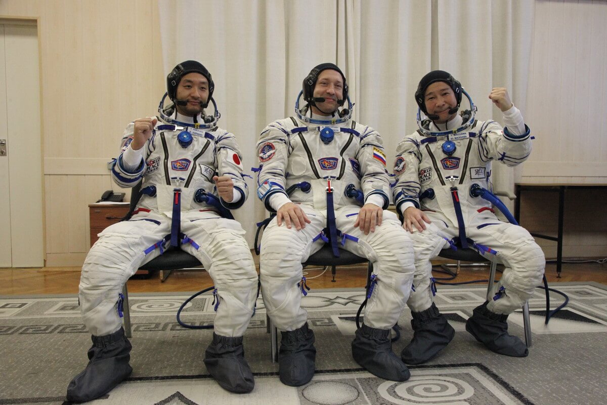 ソコル宇宙服を着用したプライムクルーの3名。左から：平野陽三さん、アレクサンダー・ミシュルキン飛行士、前澤友作さん（Credit: Yuzhny Space Center/Roscosmos）