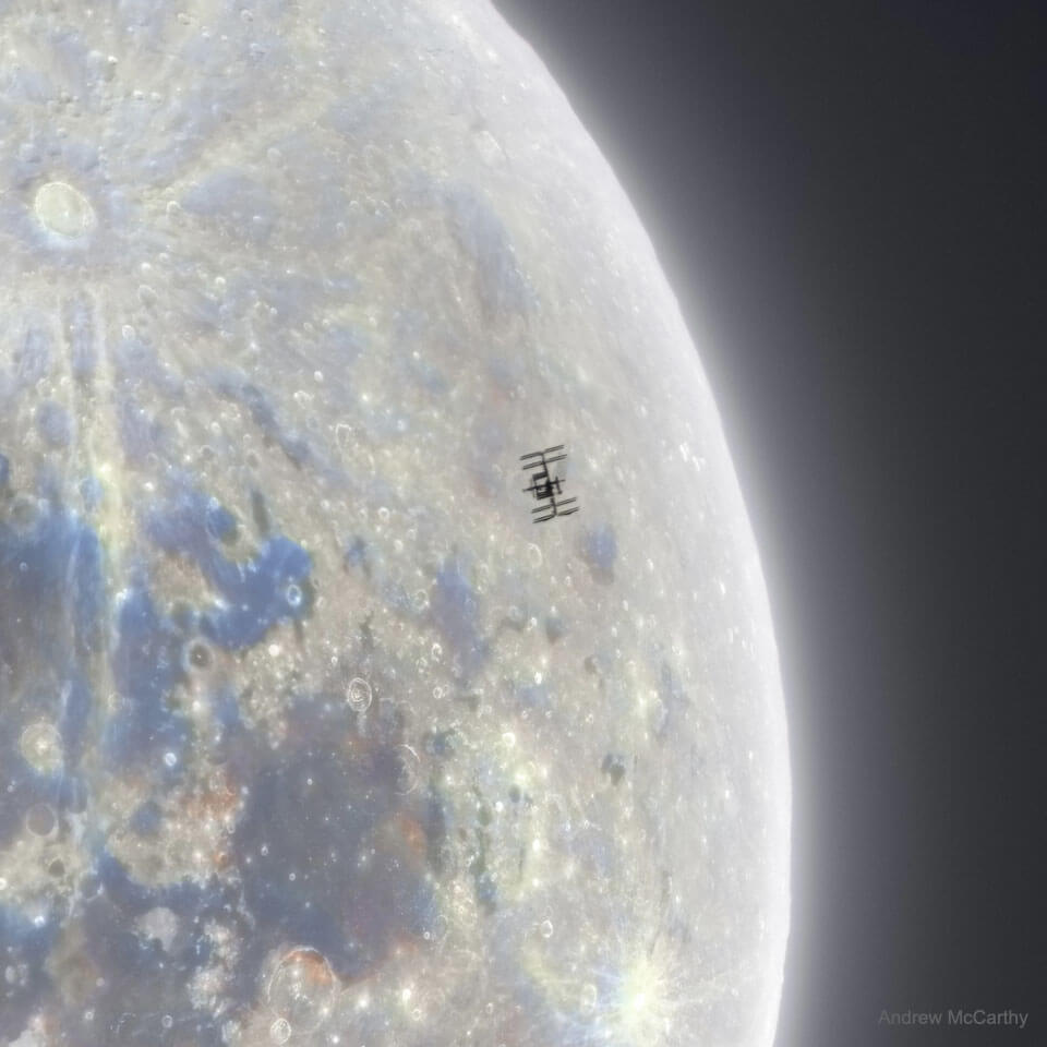 2021年11月、アメリカのアリゾナ州で撮影された月面を横切るISS。左上に見えるのは直径85㎞にもなる「ティコ」クレーター（Credit：Andrew McCarthy）
