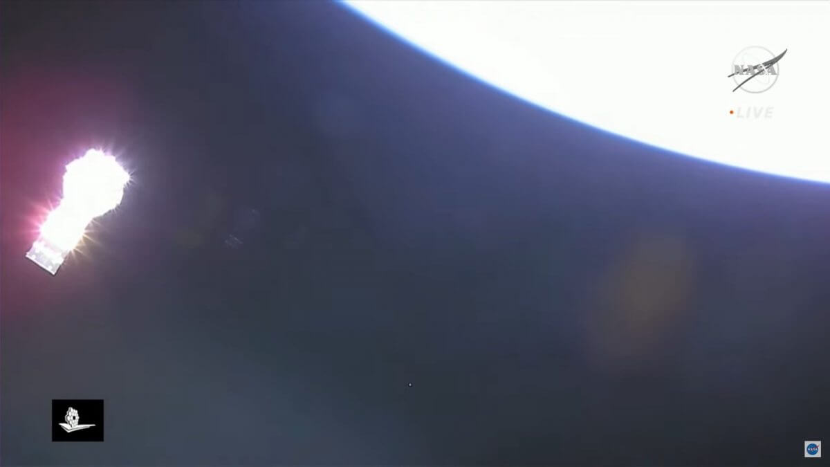 アリアン5の上段に搭載されたカメラが撮影した切り離し直後のジェイムズ・ウェッブ宇宙望遠鏡。機体や展開された太陽電池アレイが太陽光を反射して眩しく輝いている（Credit: NASA TV）