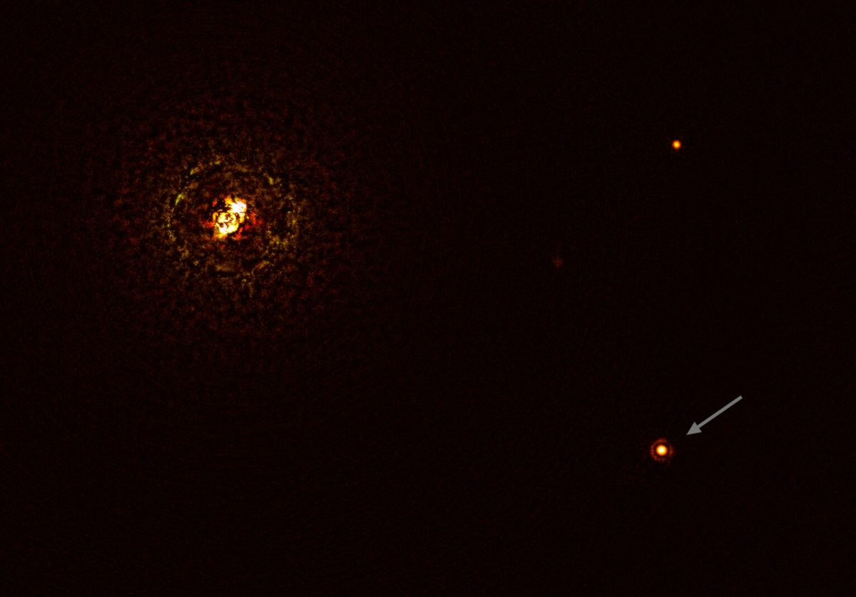 パラナル天文台「超大型望遠鏡（VLT）」の観測装置「SPHERE」を使って撮像されたケンタウルス座b星（左上）周辺の様子。矢印で示された右下の天体は系外惑星「ケンタウルス座b星b」。ケンタウルス座b星からの光はコロナグラフに隠されている。右上に見えているのは背景の星（Credit: ESO/Janson et al.）